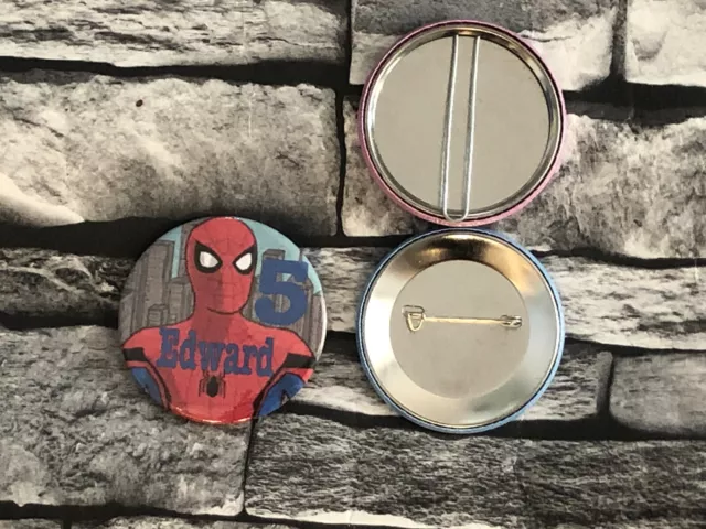 Insignia de cumpleaños personalizada de Spiderman CUALQUIER nombre/edad 5,9 cm. Pin de seguridad/seguridad 2