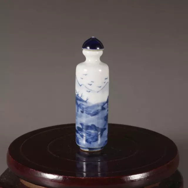 Chinese hand-painted blue and white porcelain Qing Kangxi antique snuff bottle