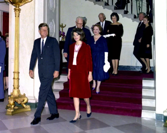 President John F. Kennedy With Jackie At The White House - 8X10 Photo (Aa-535)