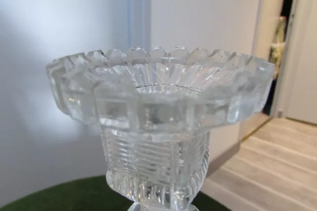 Paire de bougeoirs  en verre moulé 2