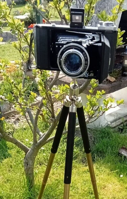 Rollfilm-Kamera ZEISS-IKON "Ercona", f=11 cm. Mit 1,15-m-Bilora-Stativ