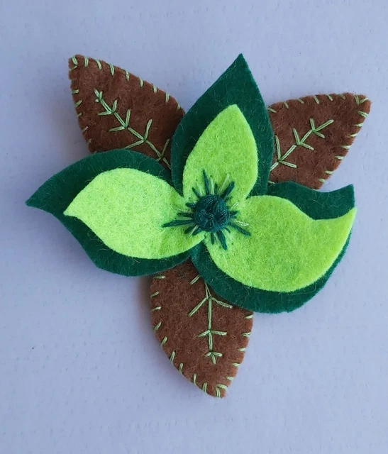 Broche fieltro. Hecho a mano. Felt brooch. Hand-crafted.