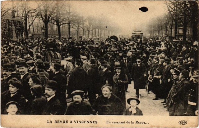 CPA AK Vincennes En revenant de la Revue... FRANCE (1283165)