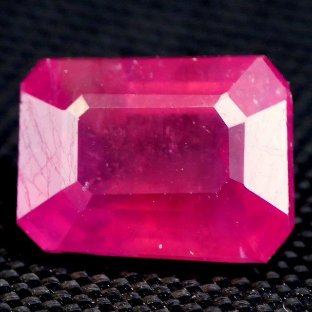 Magnifique Rubis Naturel Brut De Madagascar - 24,75 Carats - Rouge Profond
