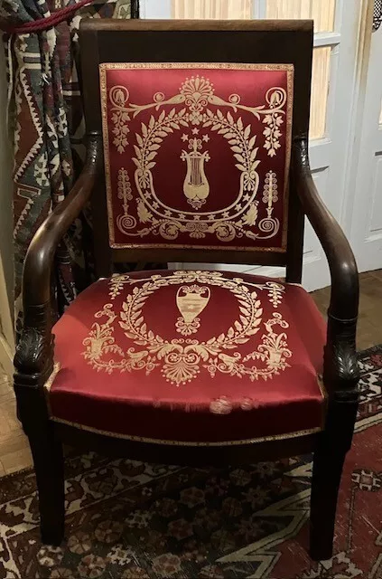 Beau fauteuil en acajou d'époque Empire, modèle "Aux Dauphins"