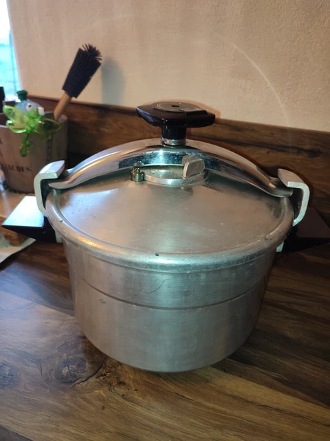 ANCIENNE COCOTTE MINUTE Seb 8 Litres en aluminium bon état EUR 50,00