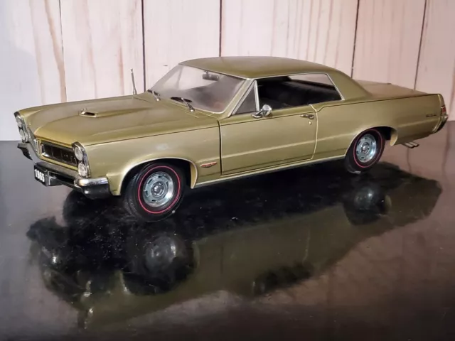 Sun Star 1965 Pontiac GTO 1:18 Scale Diecast '65 Model Car Gold