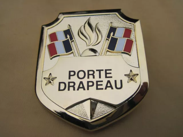 Insigne Porte Drapeau en métal doré, modèle Ordonnance Neuf