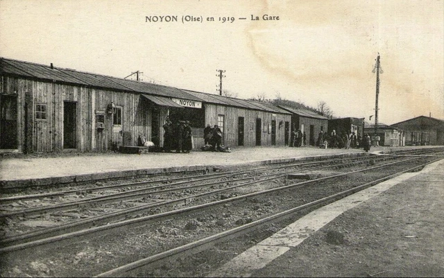 L08 / dept 60 BELLE CPA NOYON LA GARE INTERIEUR QUAI ANIME NON VOYAGEE
