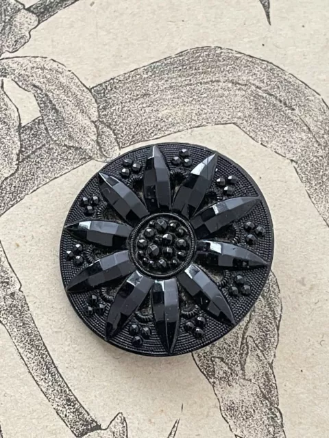 Beau Bouton ancien en verre noir à décor de fleurs - Collection 2,7 cm
