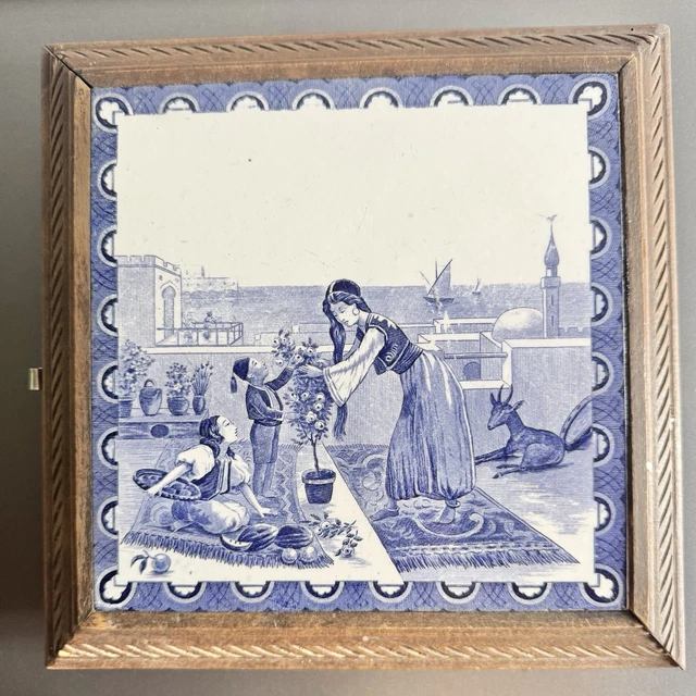 Rare et unique art nouveau français ancien, design carrelé musical bleu et blanc dessous de plat en chêne sculpté, carrelage art nouveau bleu pétrole, oiseaux - France