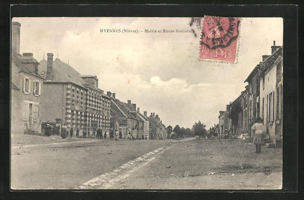 CPA Myennes, Mairie et Route Nationale 1907