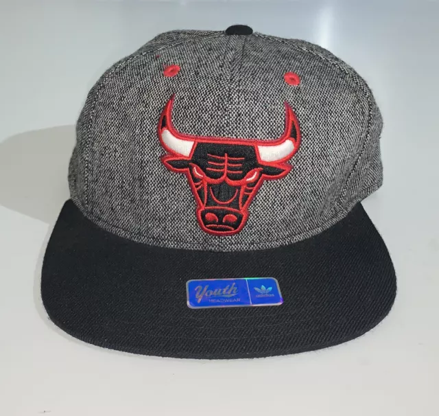 Outerstuff NBA Youth Boys (8-20) Chicago Bulls Two Tone Curved Adjusta –  Fanletic
