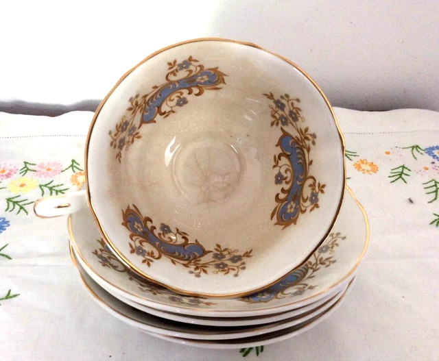 Porcelaine Anglaise 1 Tasse A The ,Et 3 Soucoupes, Modele  "Argyle",