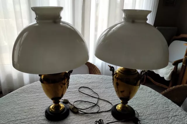 Paire de belles lampes pied en cuivre et globes en verre, 2 ampoules par lampe