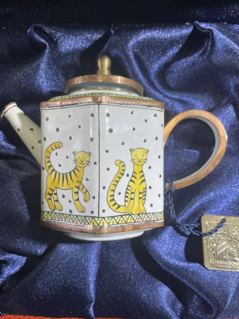 Charlotte di Vita 1993 Handpainted Cat teapot numbered Trade Plus Aid London 3