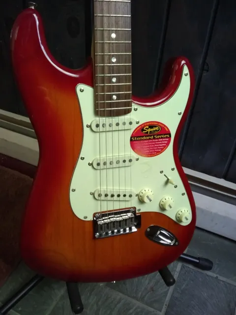 Squier by Fender Stratocaster Standard Series Cherry Sunburst  Special Edition
