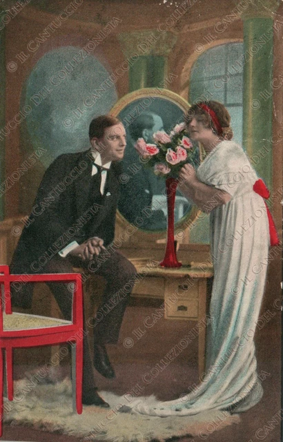 Uomo e donna eleganti innamorati in camera Cartolina
