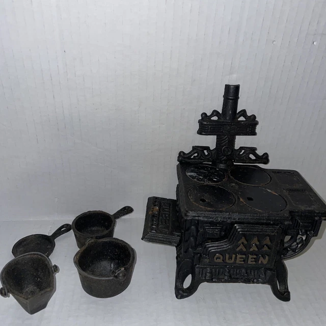 VINTAGE MINIATURE QUEEN Black Cast Iron Stove Toy Salesman Sample
