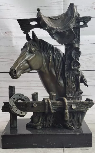 Western Art Cowboy Bronze Représentant Un Loving Cheval Avec Selle Cadeau