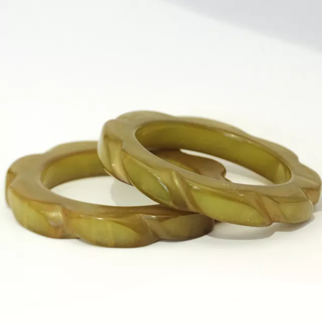 Lovely Art Deco Olive green and Butterscotch carved Bakelite Bangle