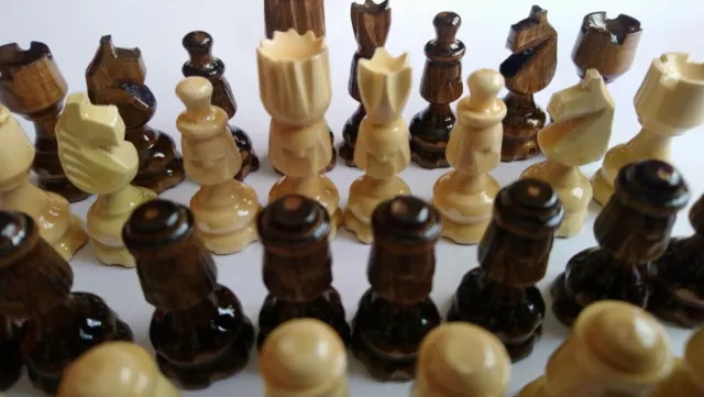 Nuevo juego de mini piezas de ajedrez de madera de avellano con cara...