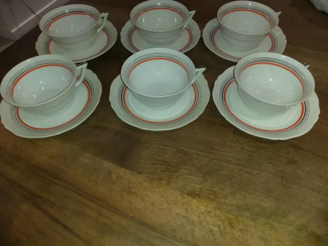 Lot de 6 Tasses et Sous Tasses en porcelaine de Limoges .