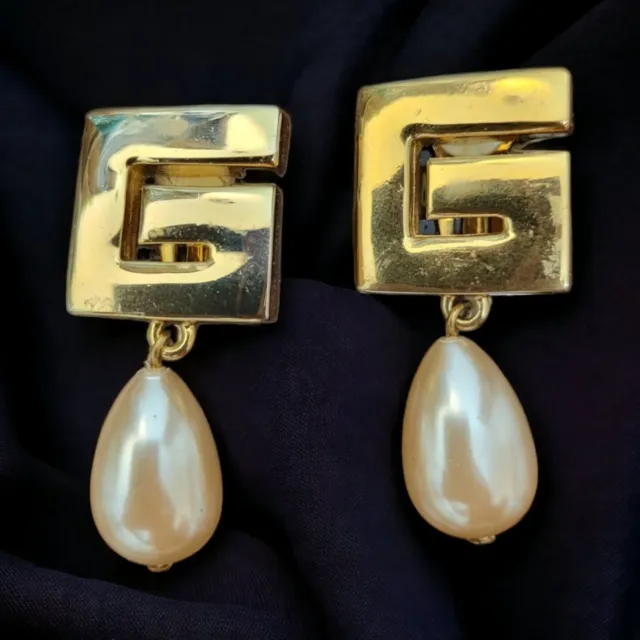 Véritable Givenchy G Logo Boucles d’oreilles en fausses perles vintage RARE...