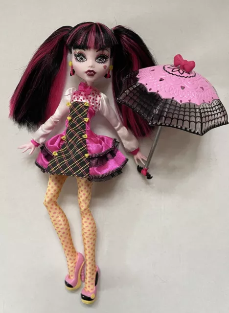 Monster High School's Out Draculaura