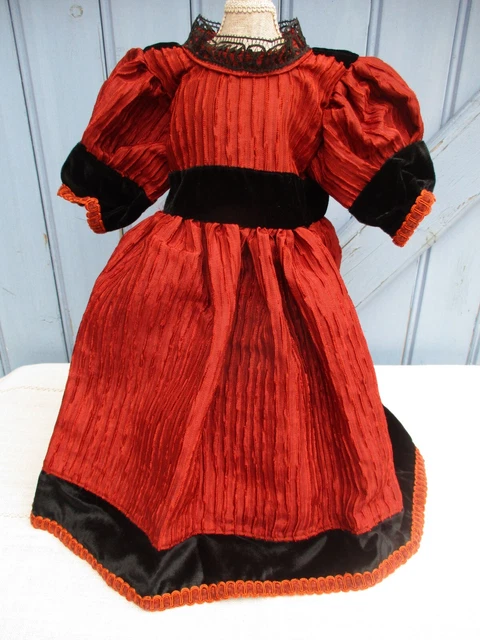 Jolie robe tissu soyeux et velours et dentelle pour poupée ancienne