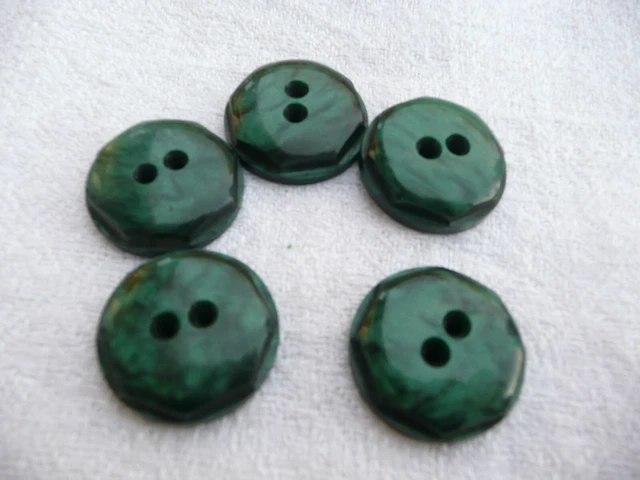 5 boutons anciens  en  bakélite verte