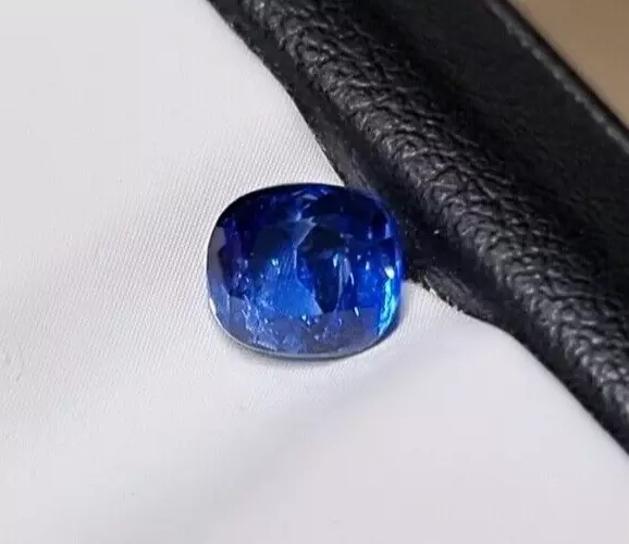 Certified 1.03Ct Natural Blue Sapphire, Cushion cut, 5,68x5,07x3,49mm, SRILANKA