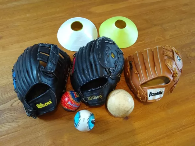 Drei Baseballhandschuhe (Erwachsene), Softball, zwei Baseballs, Baseballmarker