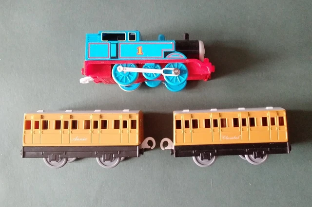 VINTAGE TRACKMASTER THOMAS engine Clarabel and Annie coaches motorised ...