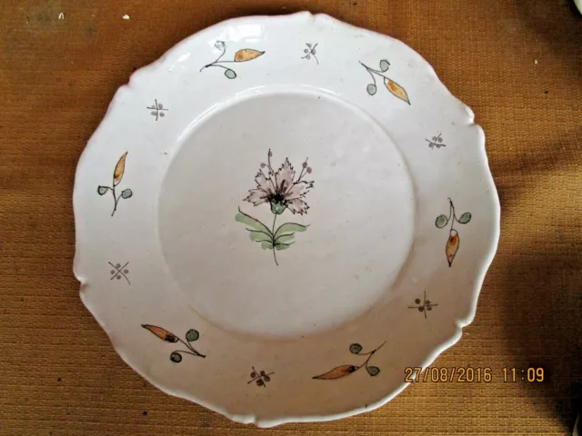 Assiette Ancienne En Faience Vernissee A Decor De Fleurs