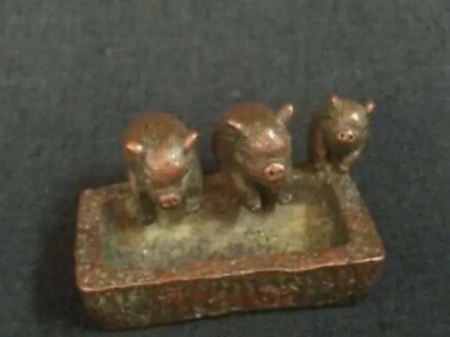Chinese Collected Bronze Carving Lovely Pig Feed Statue Paperweight Decoration 3