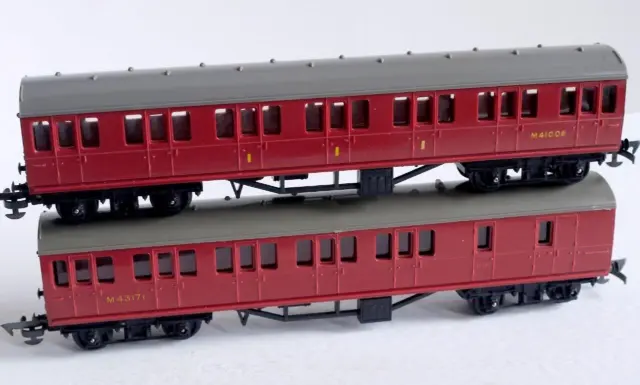 Triang Railways (R120 / R121) 2 X Suburban Coaches Maroon Brake / Composite