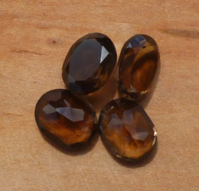 Quartz fumé, gemmes naturels taillés ovale facetté 10x8 mm. lot de 4 = 9,5 crts.