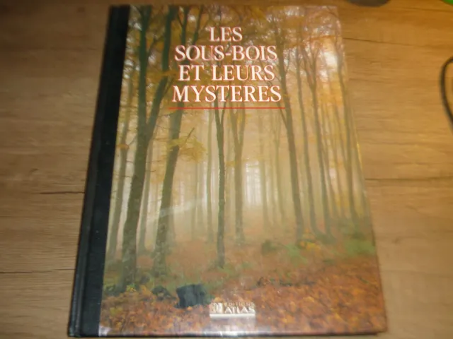 livre Les sous bois et leurs mystères. (Flore et faune)