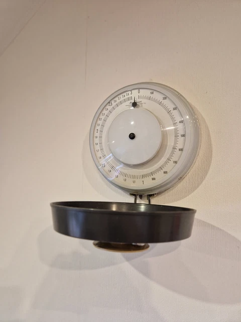 Schöne alte Küchenwaage, Haushaltswaage zur Wandmontage, Alexanderwerk, bis 3 kg
