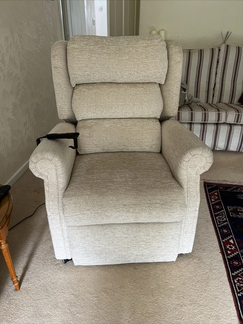 Oak Tree Mobility Luxury Electric Riser Rise Recliner Cream Chair ~ Can Deliver