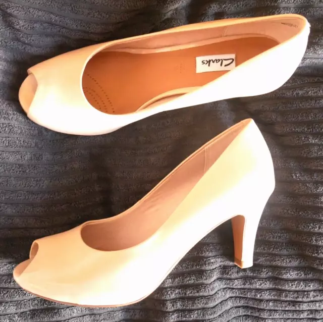 CLARKS CHORUS SING Nude Patent Leather Peep Toe Shoes Uk E Wide Fit £25.50 - PicClick