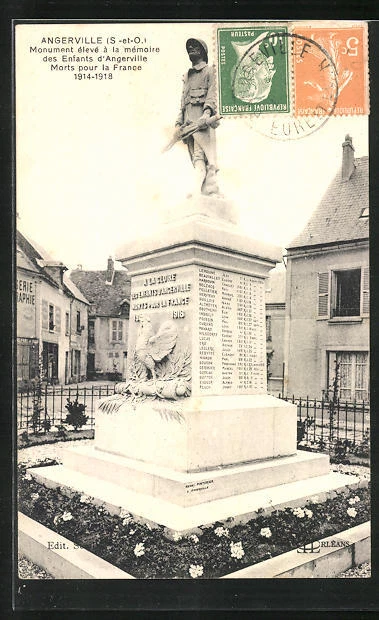 CPA Angerville S. et O., Monument eleve a la memoire des Enfants d´Angerville,