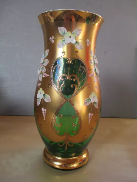 Wunderschöne Bohemia Glas Prunkvase, Vase mit Emaille-Blüten, grün, Gold Dekor