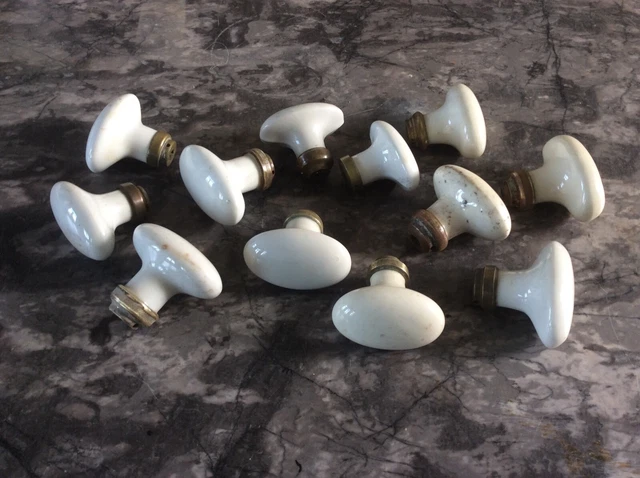 POIGNÉE DE PORTE ancienne,lot de 12 en porcelaine blanche et laiton