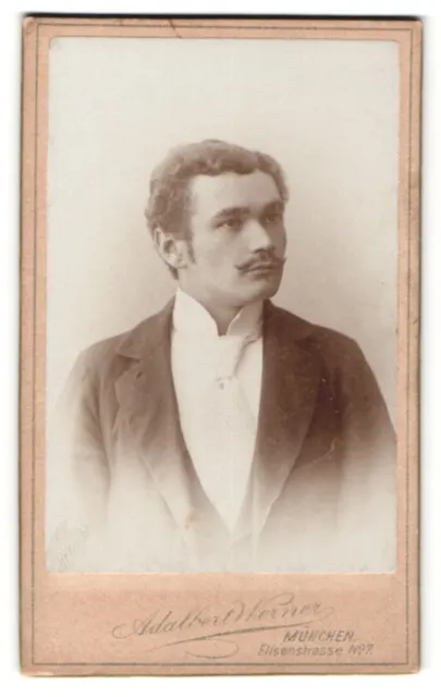 Fotografie Adalbert Werner, München, Portrait junger brünetter Mann mit Oberlip