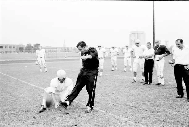 UNIVERSITY OF NOTRE Dame Football Coach Ara Parseghian 1960s OLD PHOTO UNIVERSITY OF NOTRE Dame Football Coach Ara Parseghian 1960s OLD PHOTO
