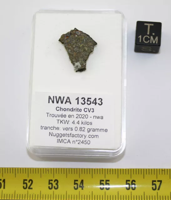 Tranche de météorite NWA 13543 Chondrite Carbonée CV3 (NWA-0.82 gramme-001 **)