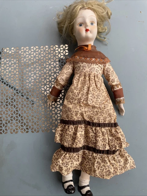 Poupée porcelaine collection et seconde tenue Neuve - Collection