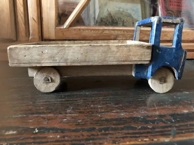 Ancien jouet en bois camion BE art populaire pas de marque